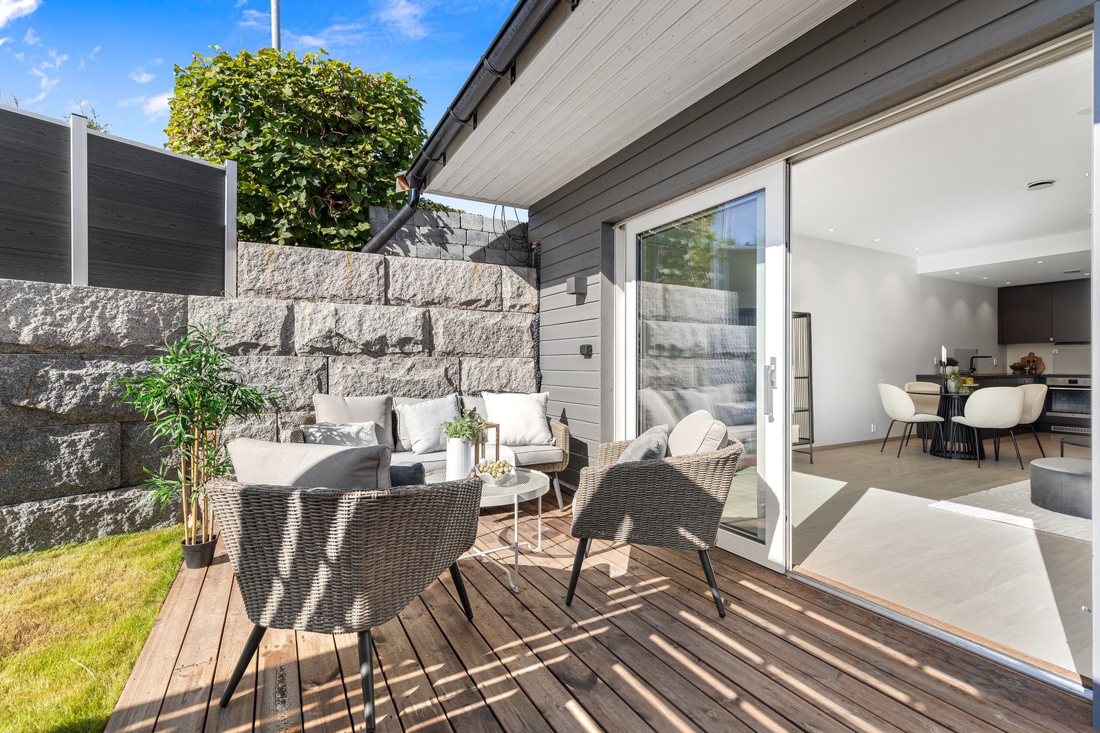 Fin plass til å innrede med ønsket utemøblement Galleribilde