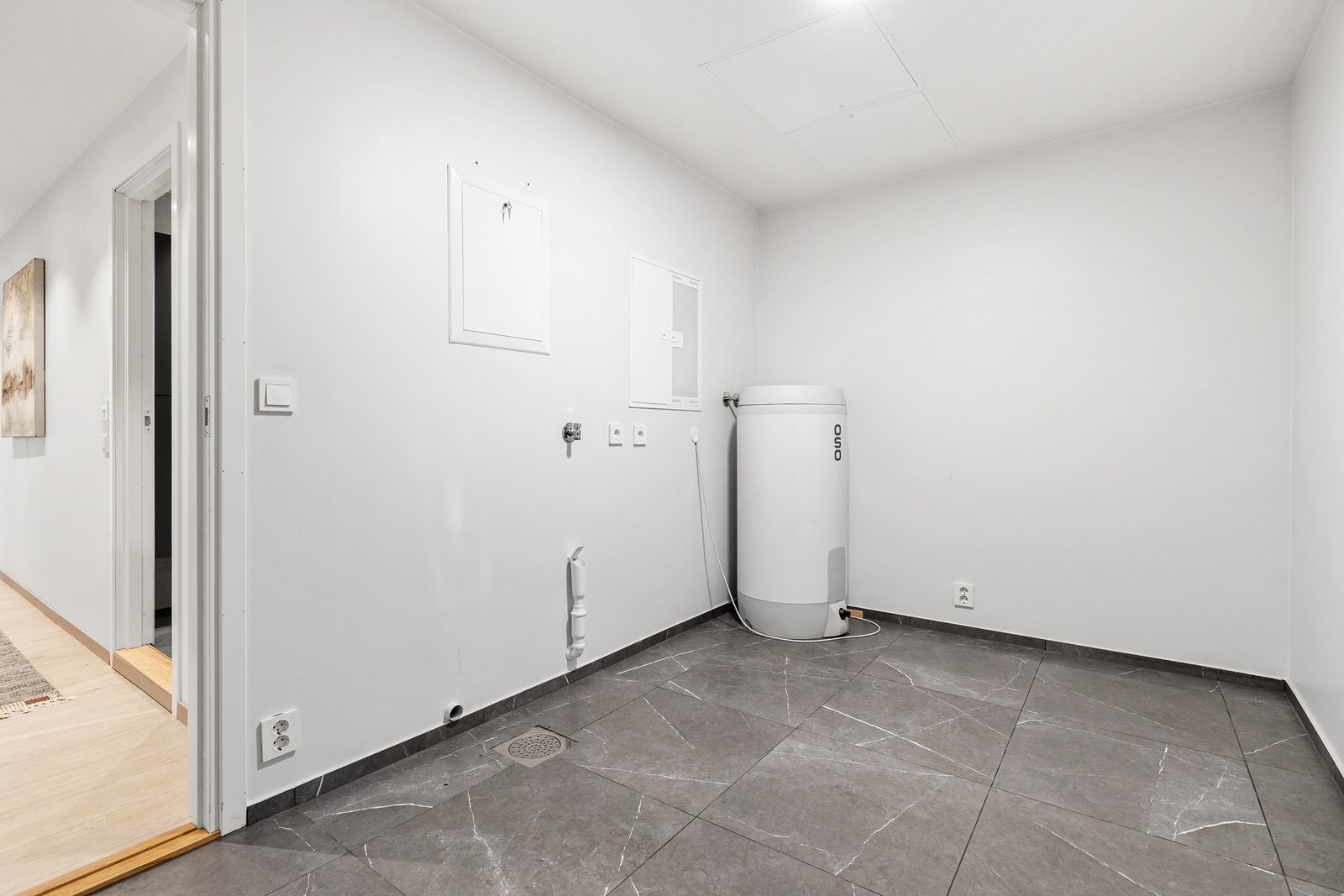 Separat vaskerom med flislagt gulv, malte plater på vegger og slett flate i himling. Rommer er ikke godkjent for varig opphold. Galleribilde