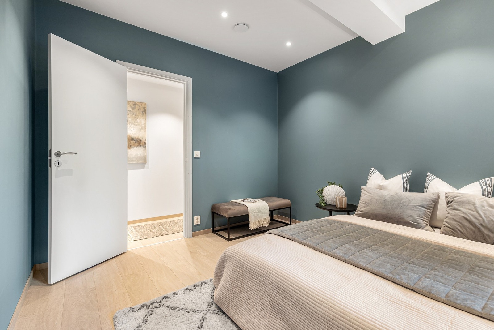 Begge soverommene har god plass til dobbeltseng, nattbord og garderobe Galleribilde