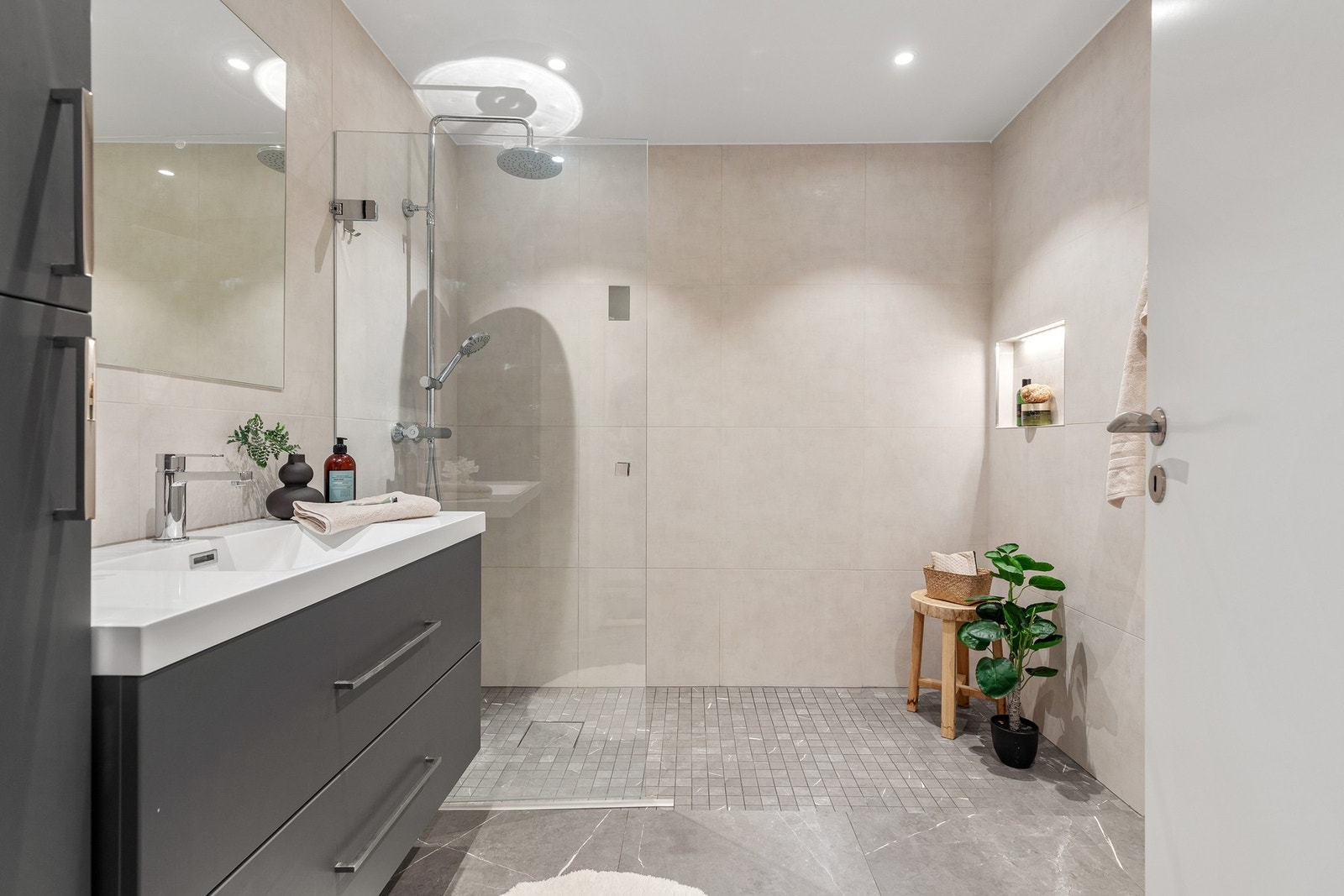 Helfliset bad med gulvvarme og downlights i himling Galleribilde