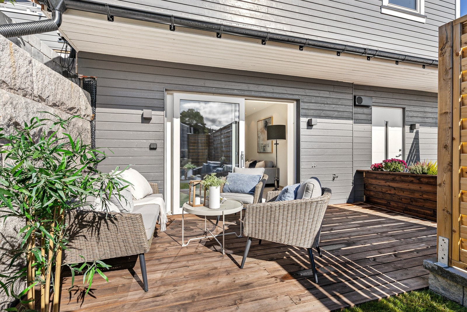 Fra stuen er det utgang til sydøstvendt uteplass med terrasseplatting på ca. 12 kvm og gressplen Galleribilde