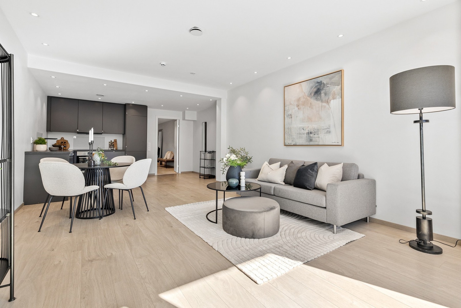 Stuen har fin plass til både sofa og spisebord Galleribilde