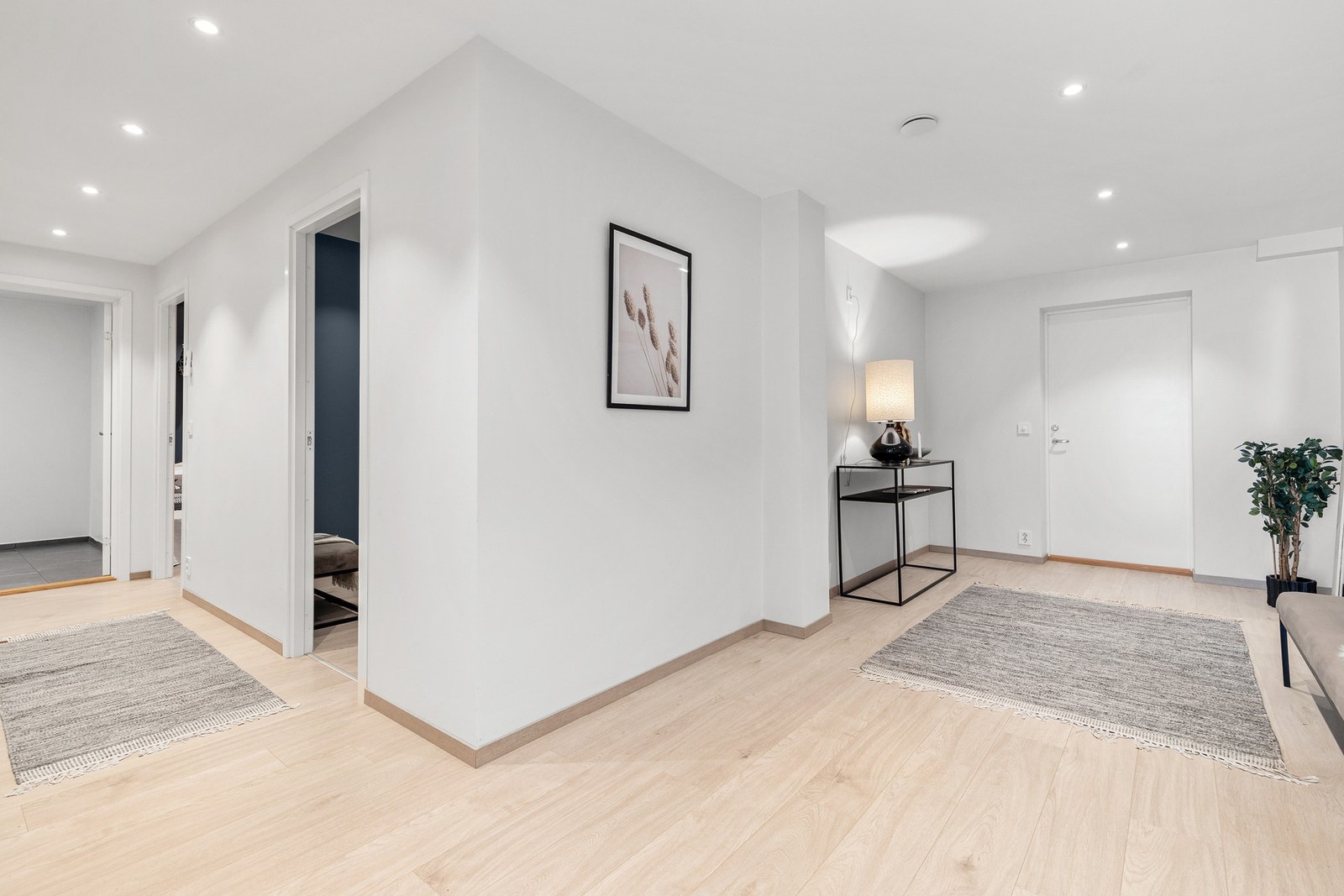 Gang av fin størrelse med god plass for garderobe Galleribilde