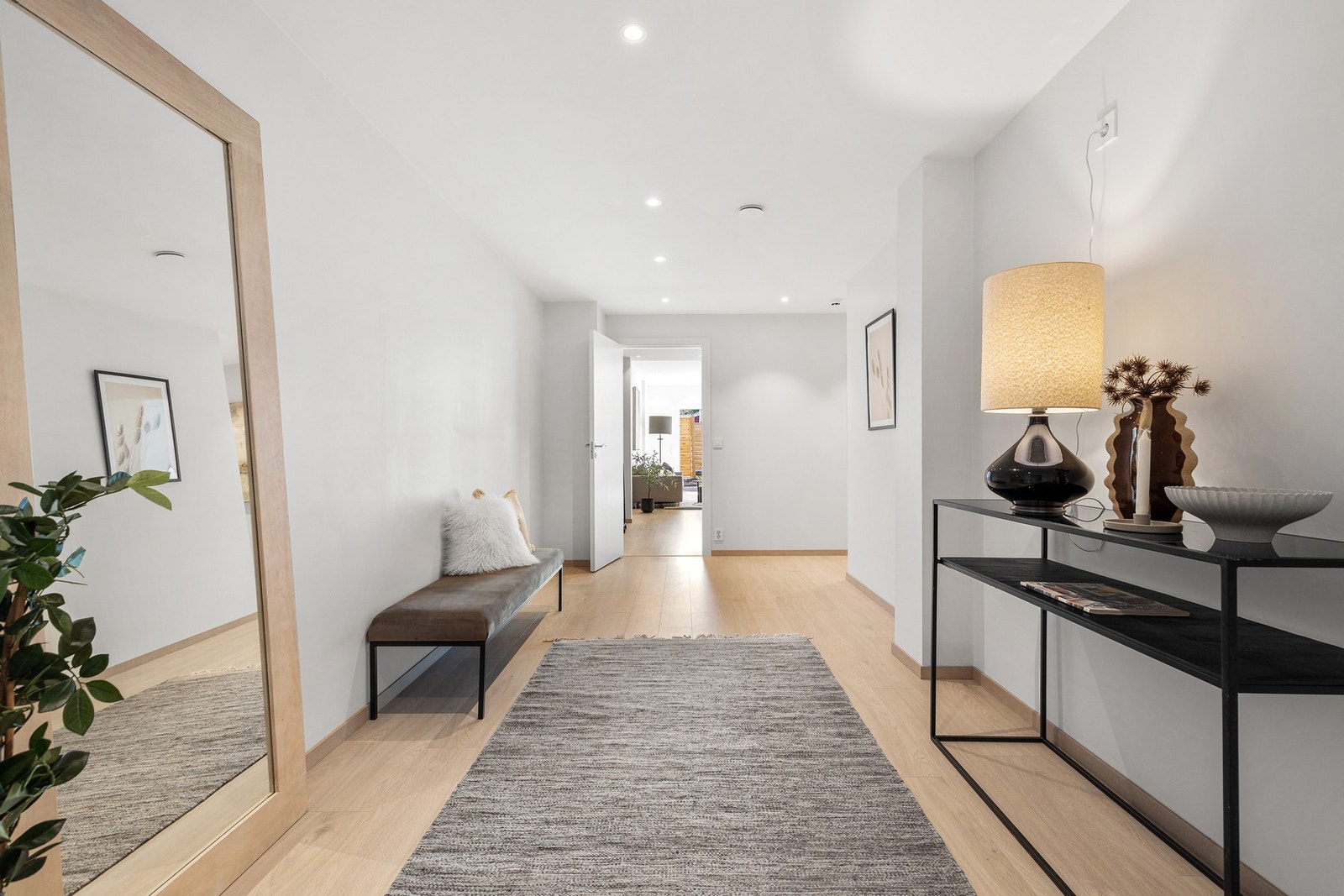 Romslig entré med 1-stavs laminat på gulv, downlights i tak og slette vegger. Galleribilde