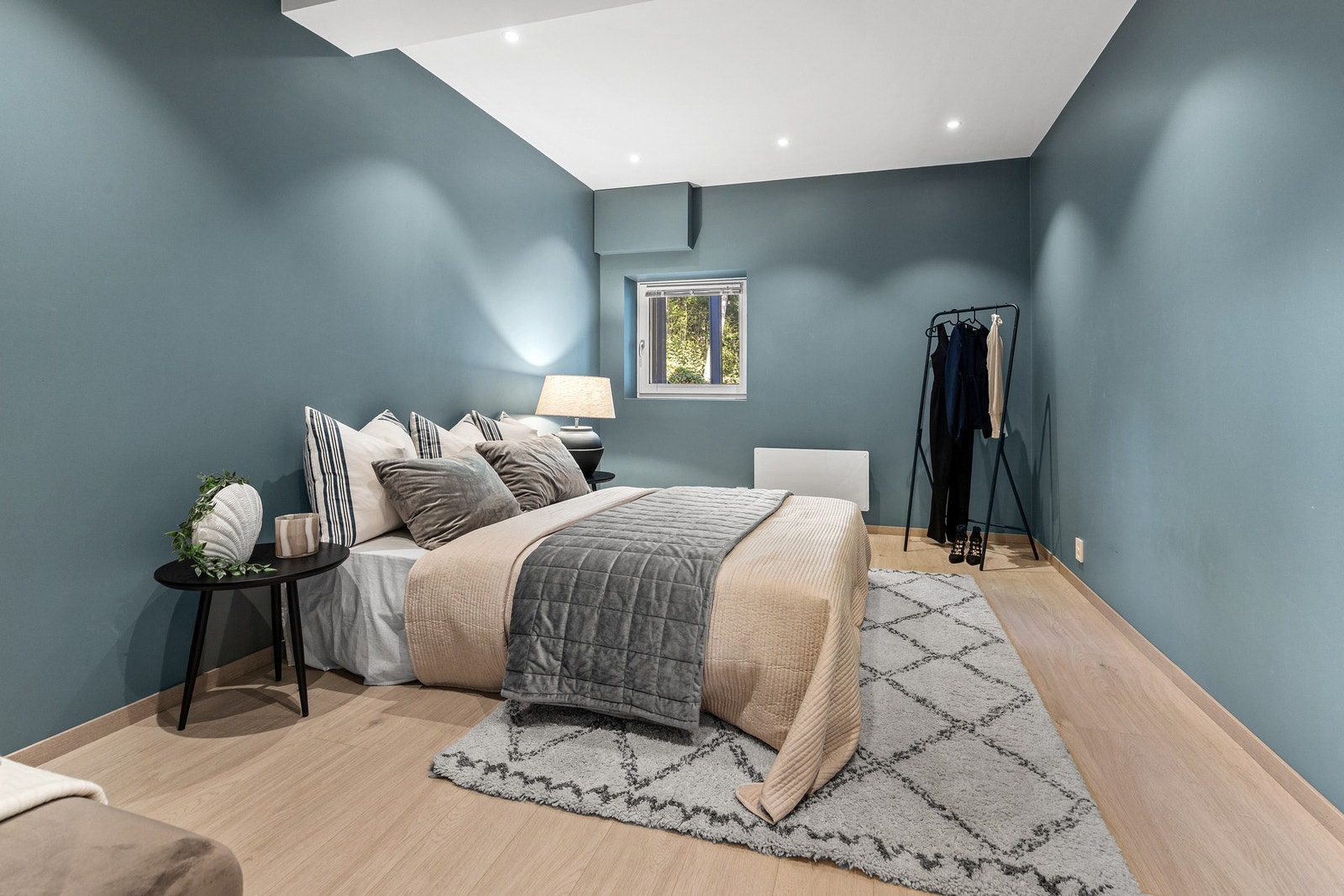 Leiligheten har totalt to soverom, begge med laminat på gulv og blåmalte, slette vegger Galleribilde