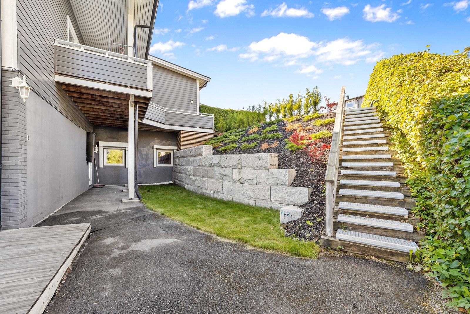 Hyggelig inngangsparti. Det medfølger én ekstern bod Galleribilde