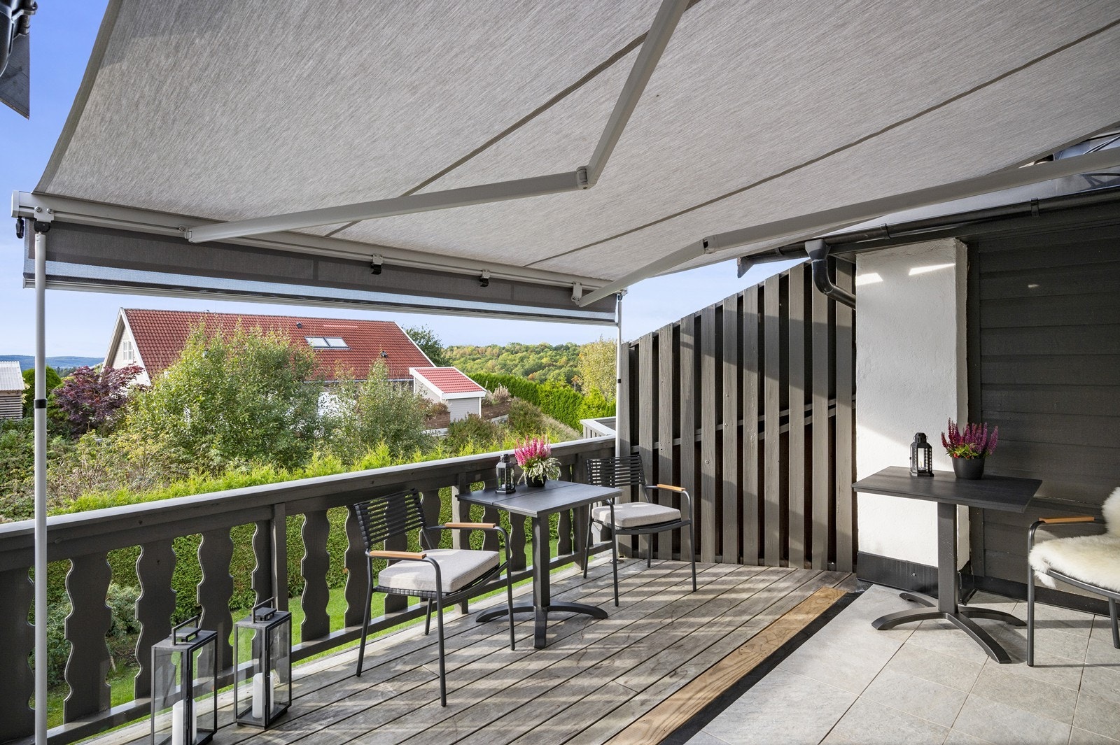 Stag til markisen gjøre at den tåler å stå ute i vind. Galleribilde