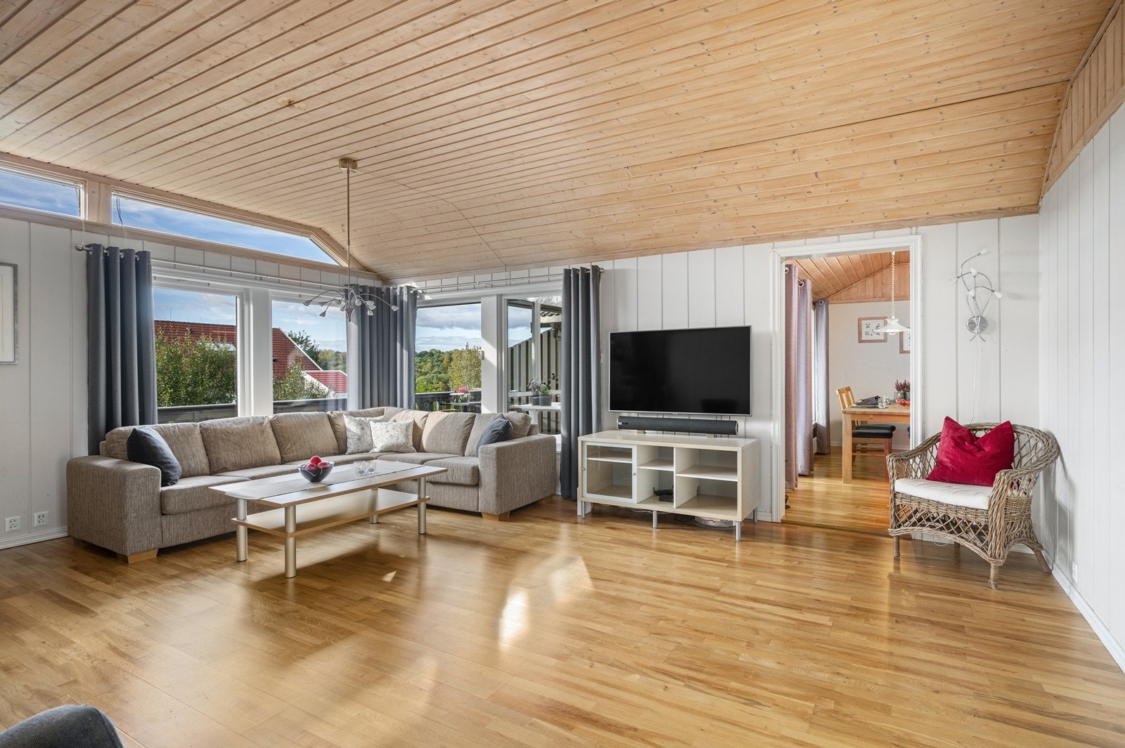 Stue med inngang til kjøkken. Galleribilde