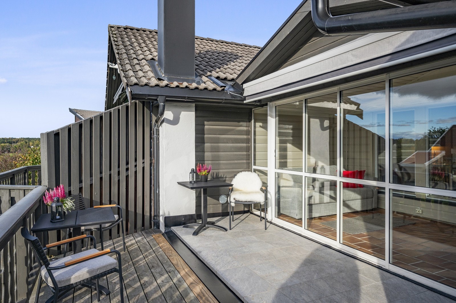 Terrasse mot vest, kebony og fliser. Galleribilde