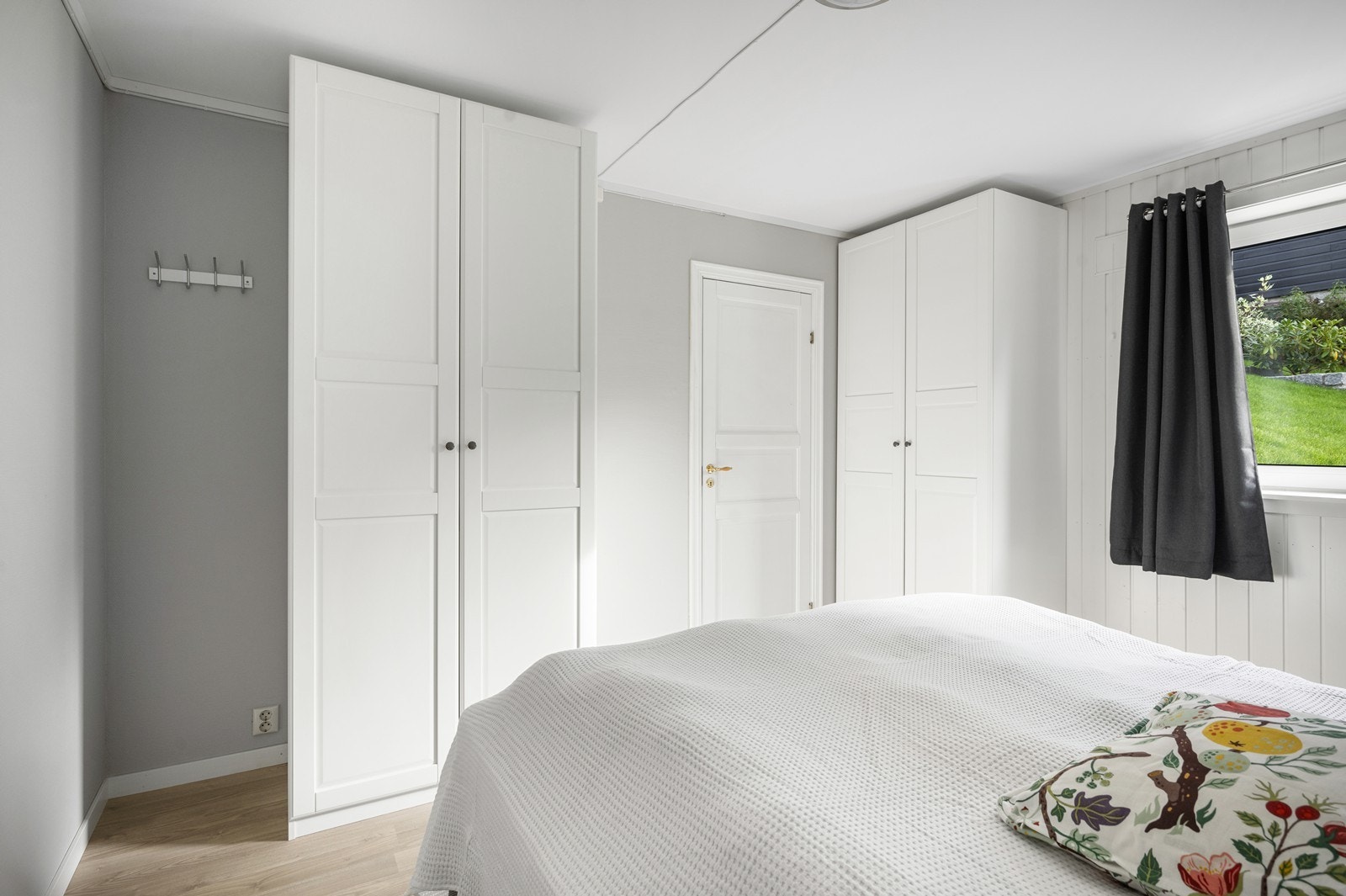 Soverom nr. 2, med doble garderobeskap Galleribilde