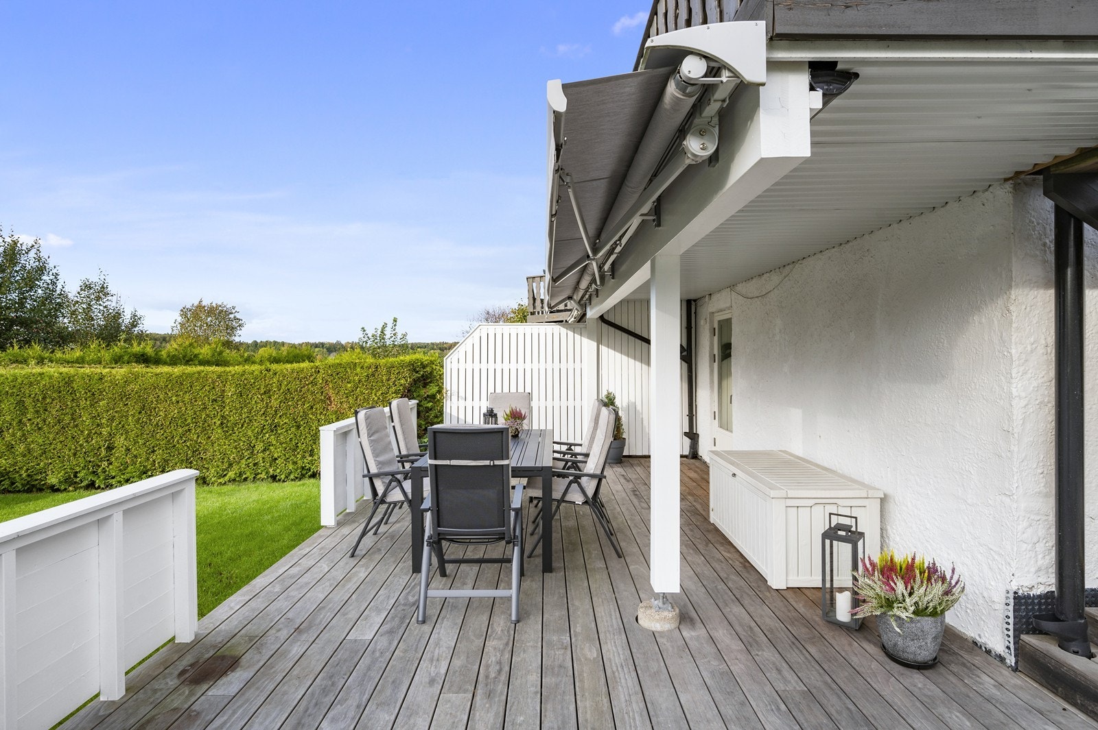 Terrasse med direkte tilgang til hagen, stor markise. Dekke av kebony. Galleribilde