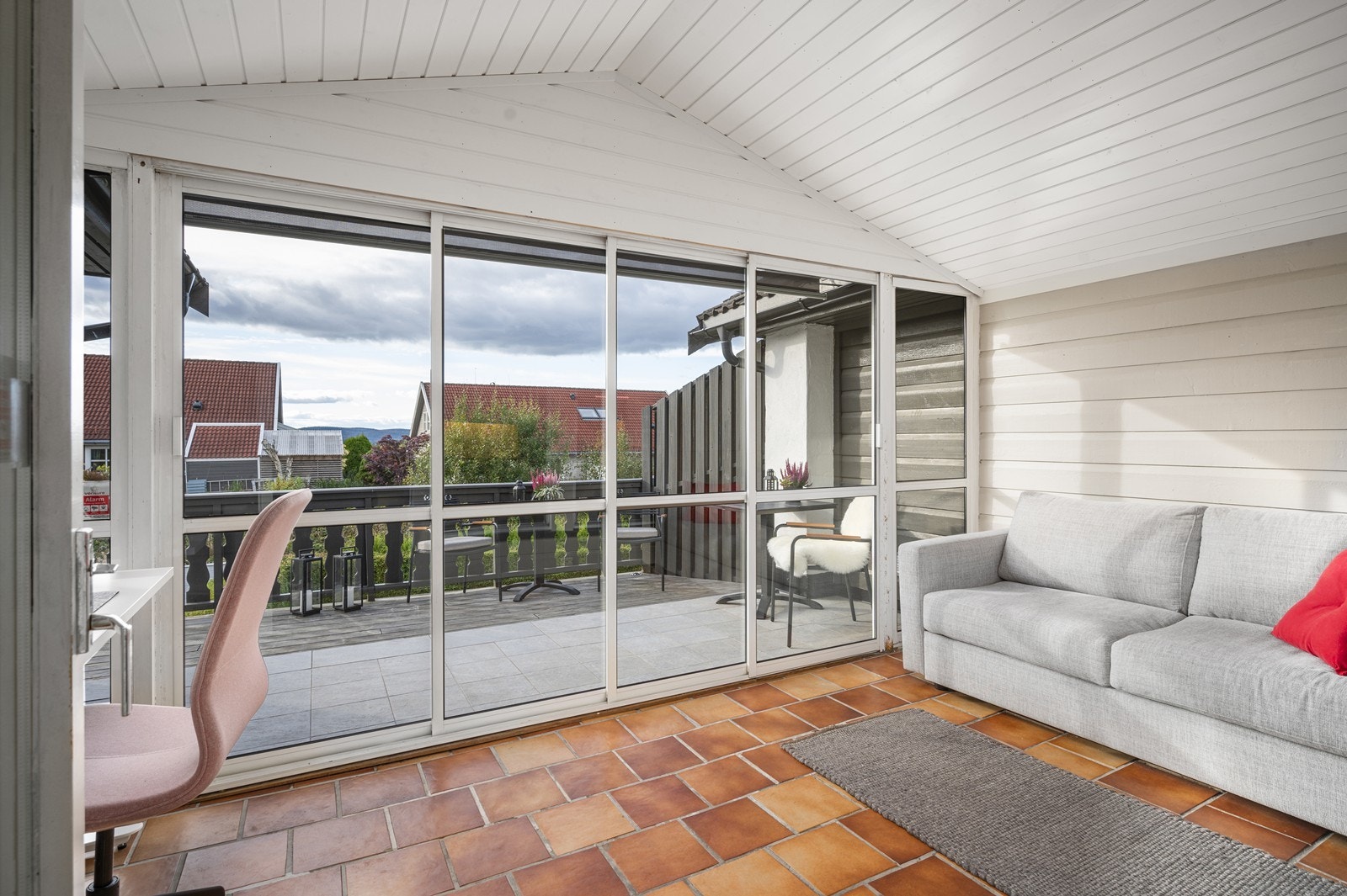 Vinterhage med isolert himling. Skyvedører ut til vestvendt terrasse. Galleribilde