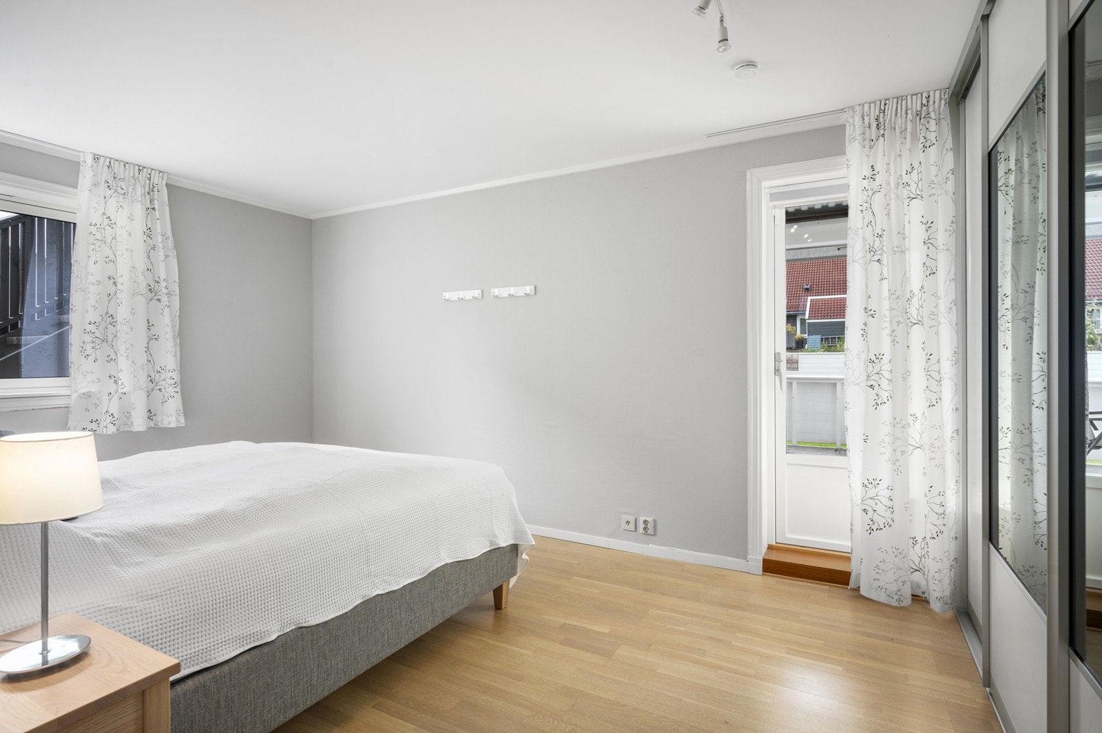 Hovedsoverom med skyvedørsgarderobe og utgang til terrassen. Galleribilde