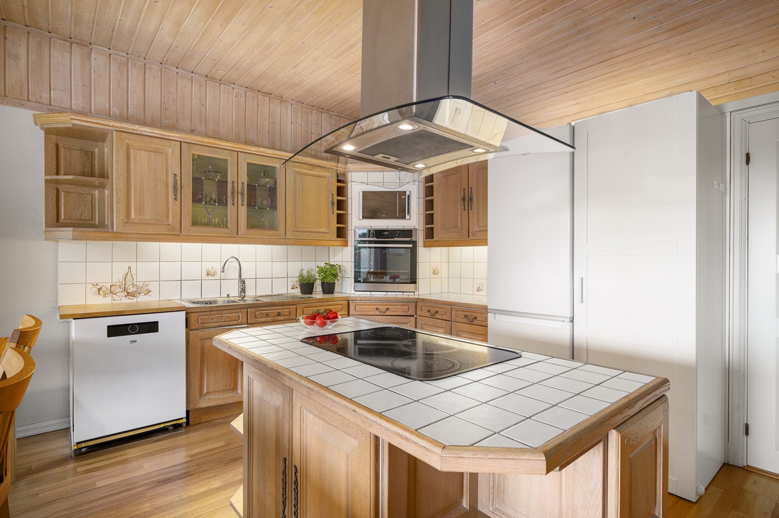 Profilert kjøkken i heltre eik - integrert ovn, micro og platetopp. Opplegg for oppvaskmaskin. Galleribilde