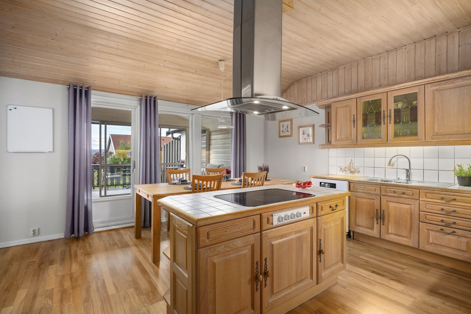 Utgang fra kjøkken til vinterhage med skyvedører videre ut til terrassen mot vest. Galleribilde