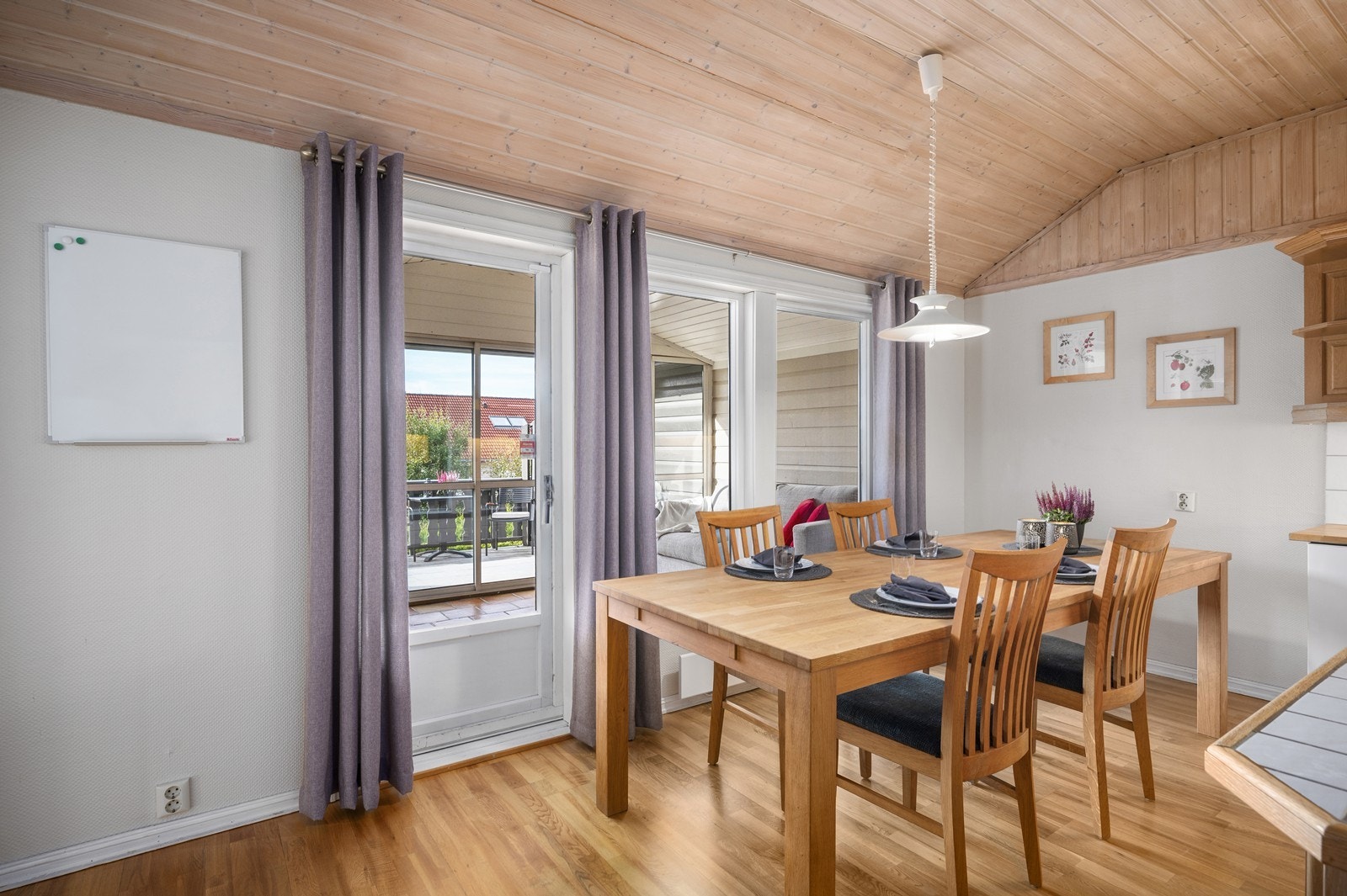 Spisestue med dør ut til vinterhagen. Galleribilde