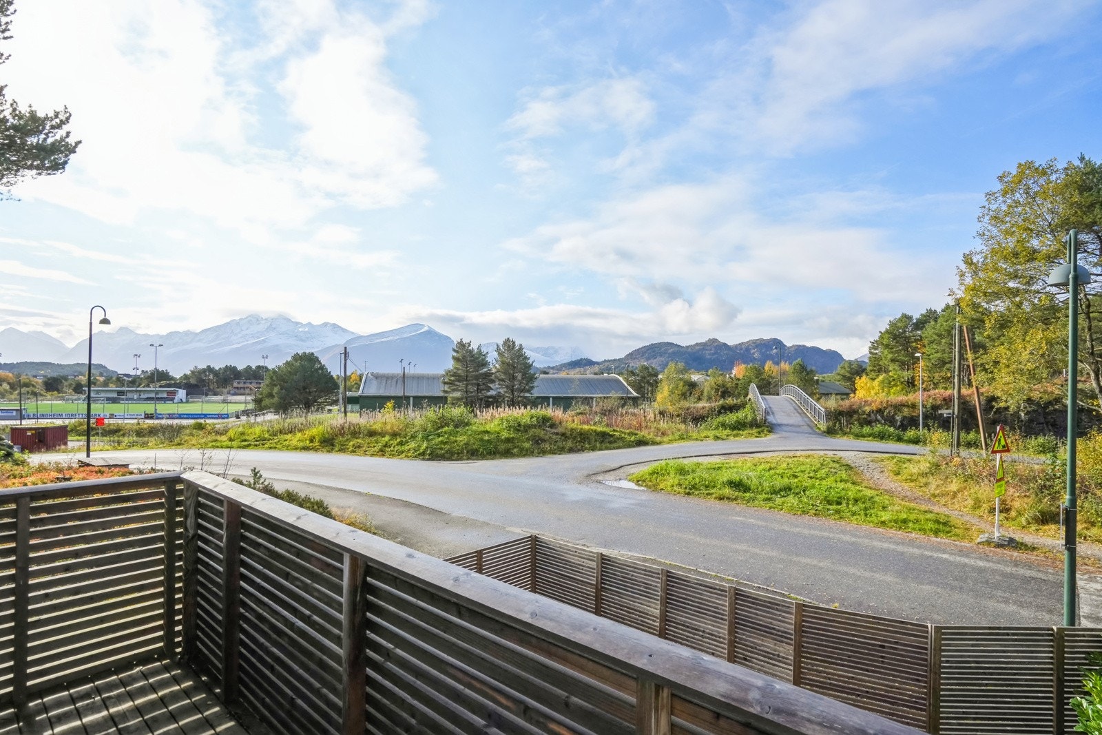 Her er gode sol-og utsitksforhold. Idrettsanlegget på Blindheim, samt skole/dagligvare/restauranter en kort gangavstand unna Galleribilde