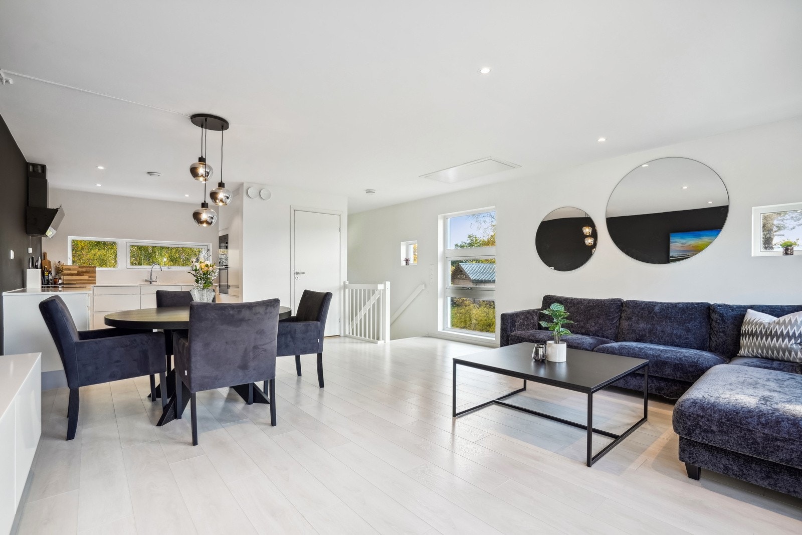 Boligen holder en gjennomgående god standard og fremstår lys og moderne Galleribilde