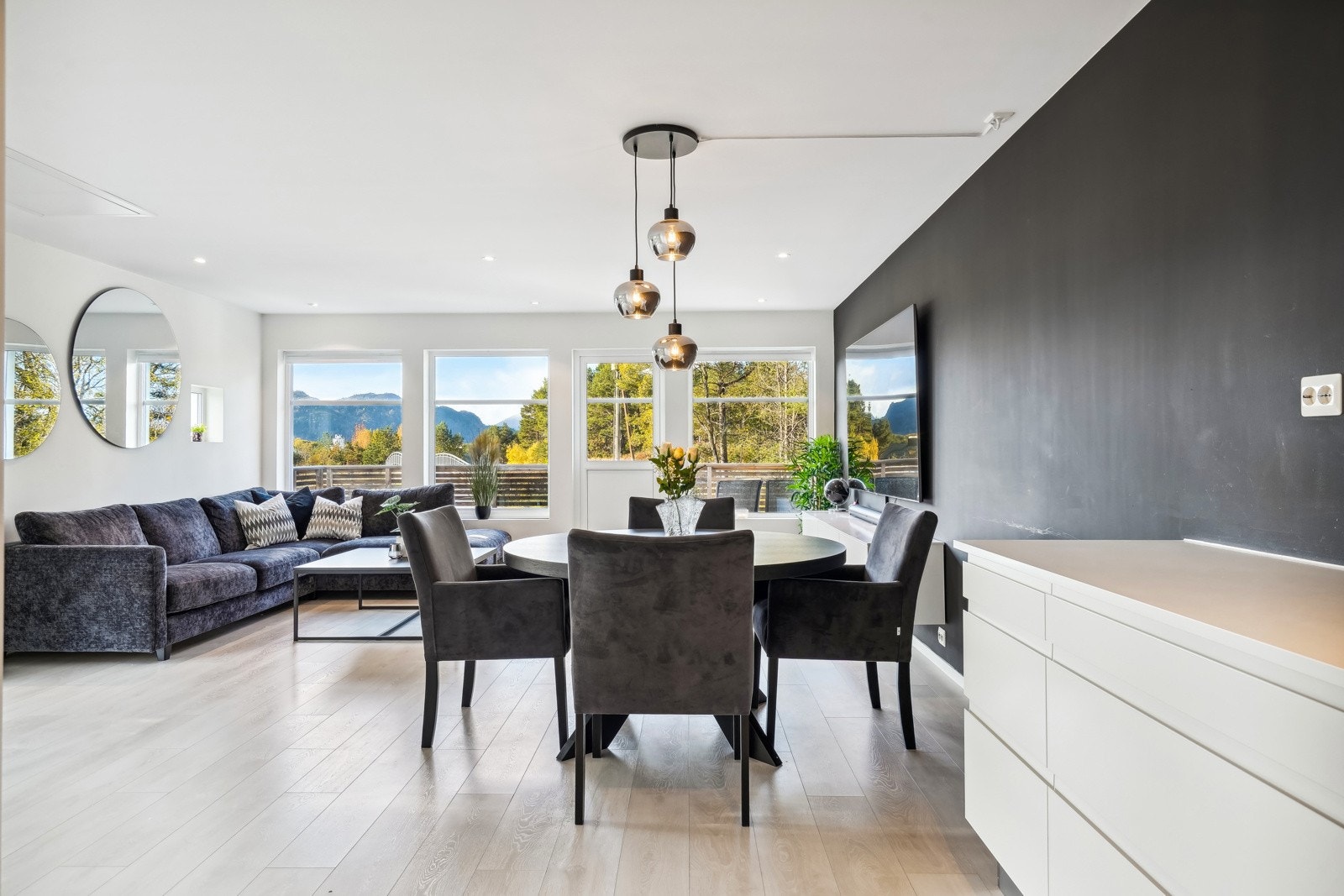 Stuen har flere møbleringsmuligheter og god plass til stor spisegruppe Galleribilde