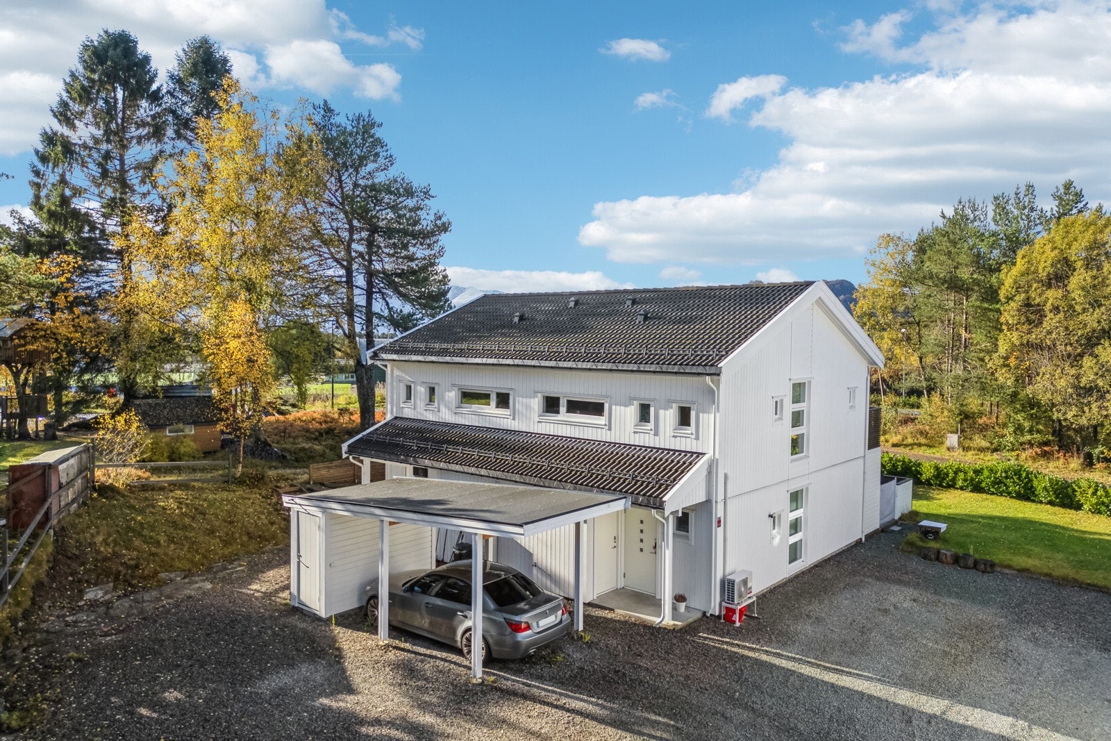 Boligen har egen carport, fine uteområder og en svært sentral beliggenhet Galleribilde