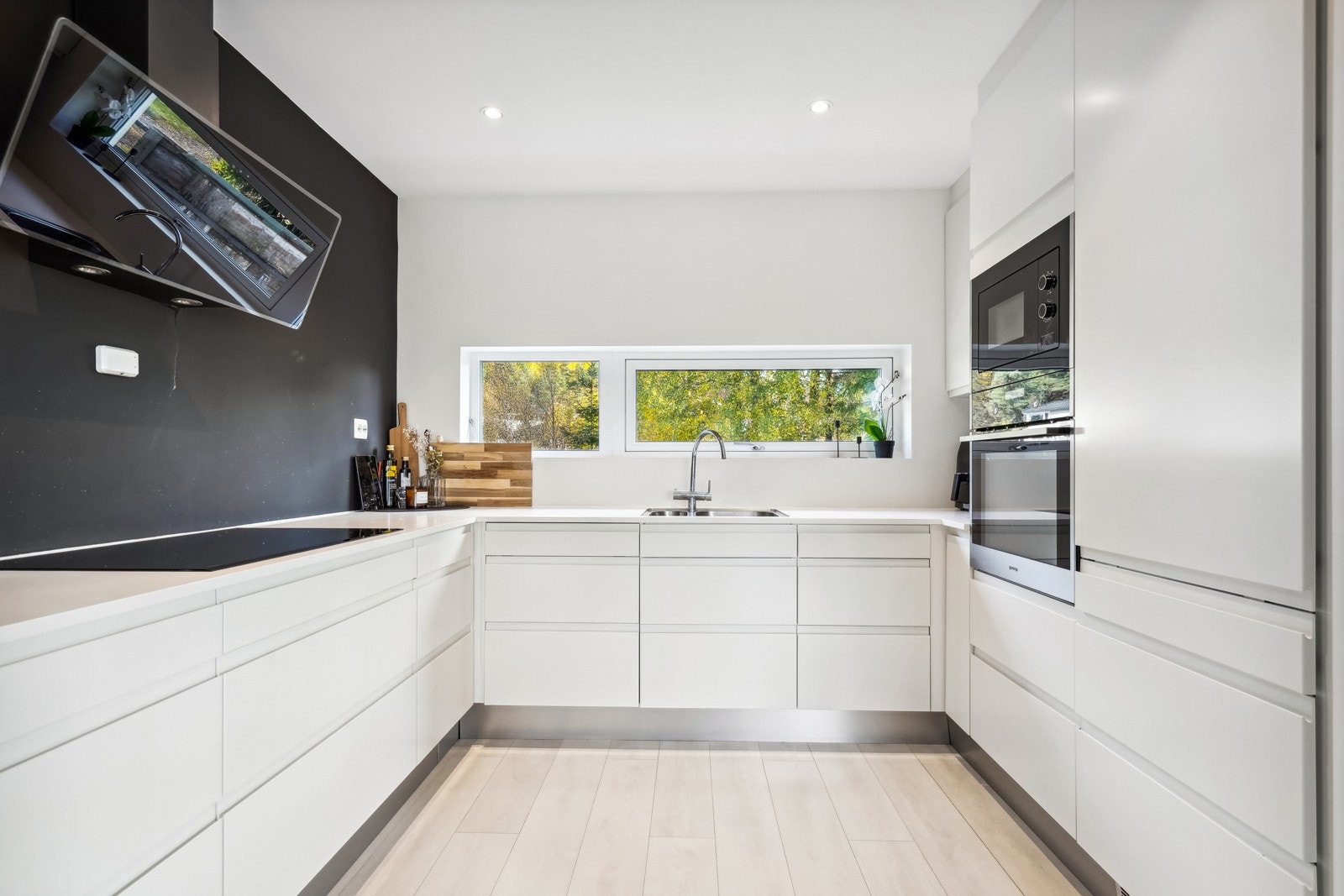 Det er godt med skap- og arbeidsplass på benk Galleribilde