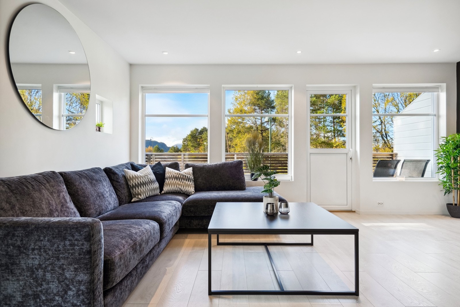 Fra stuen er det adkomst til verandaen Galleribilde