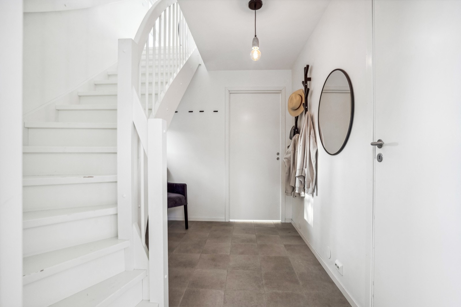 Lys og romslig entrè. Velkommen inN! Galleribilde