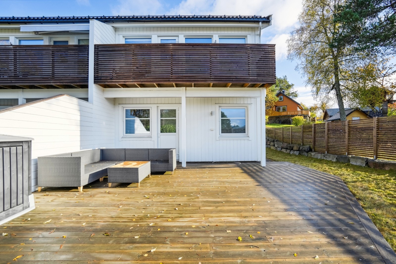 Terrassen er av god størrelse og har rikelig med plass til ønsket utemøblering Galleribilde