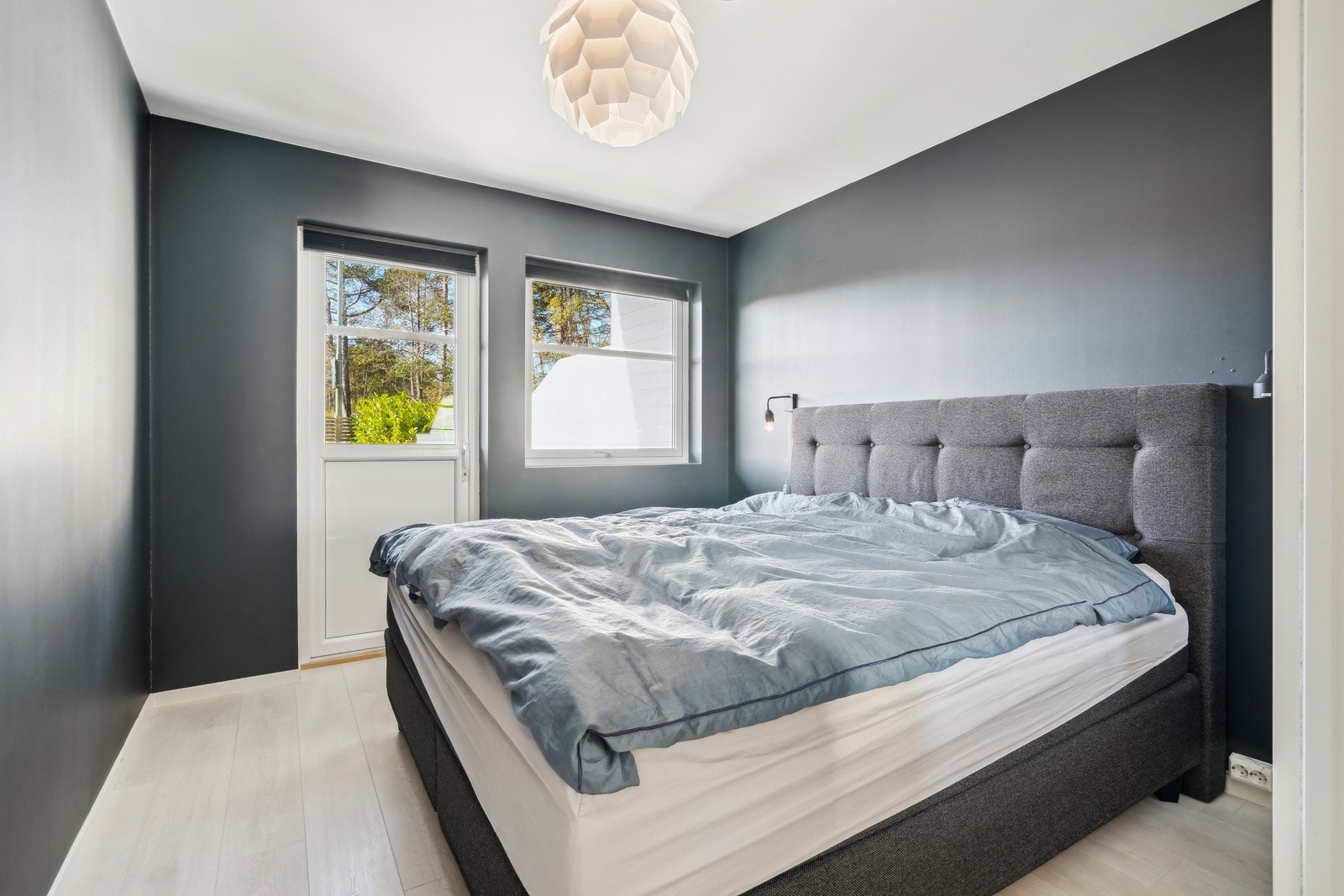 Hovedsoverom av god størrelse. God plass til dobbelseng og tilhørende nattbord. Adkomst til markterrasse herfra. Galleribilde