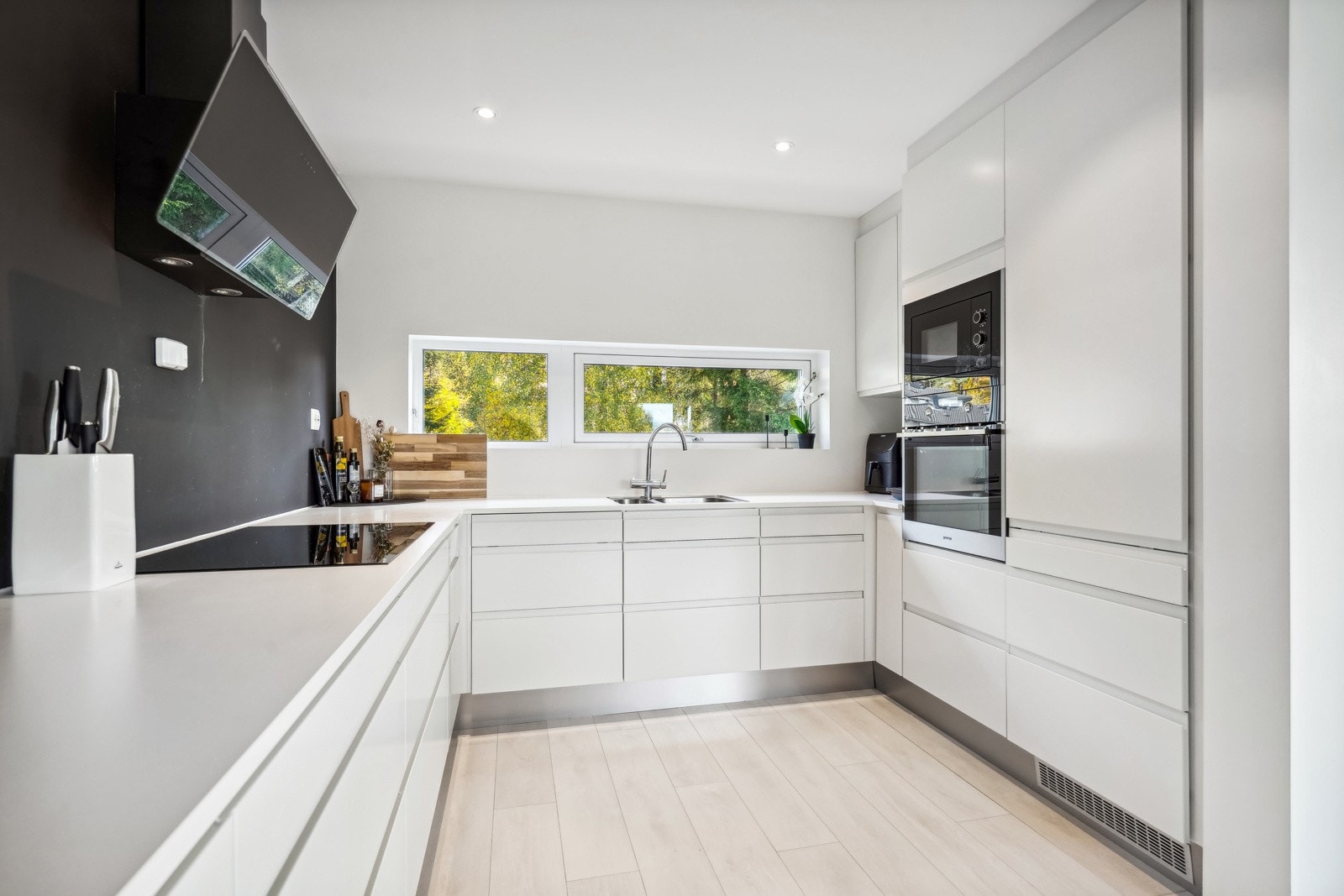 Flott og innholdsrikt HTH-kjøkken med integrerte hvitevarer Galleribilde