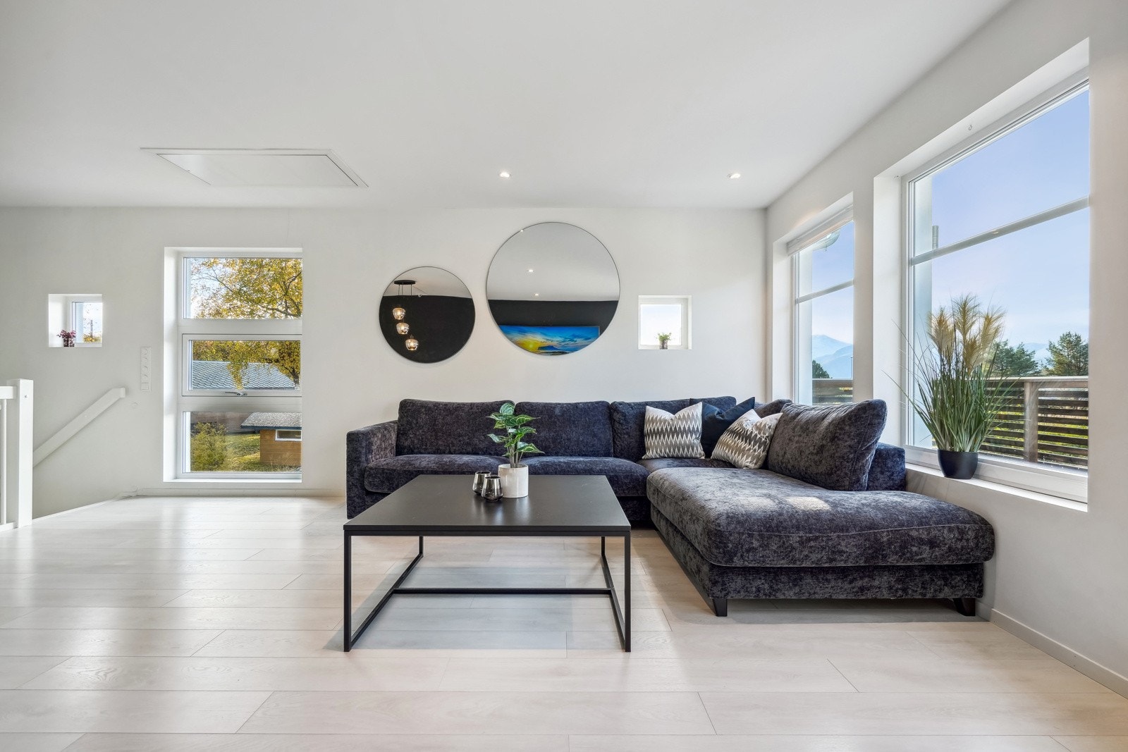 Lyst og romslig stue med behagelige fargevalg. Her er godt med naturlig lysinnslipp. Galleribilde