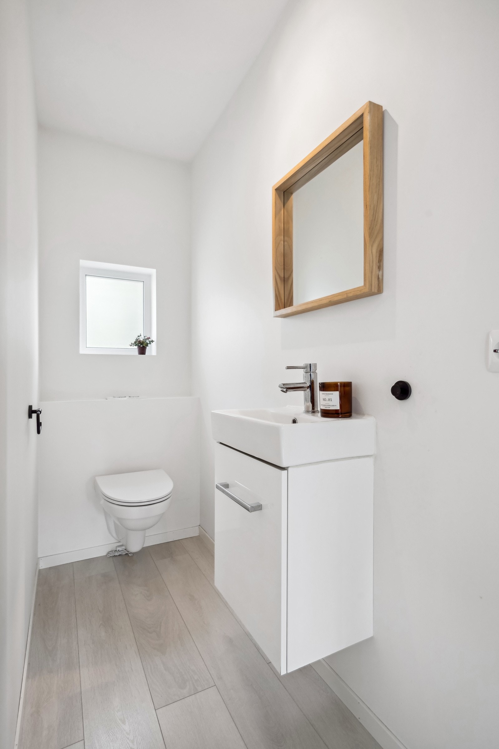 Praktisk og lyst toalettrom Galleribilde