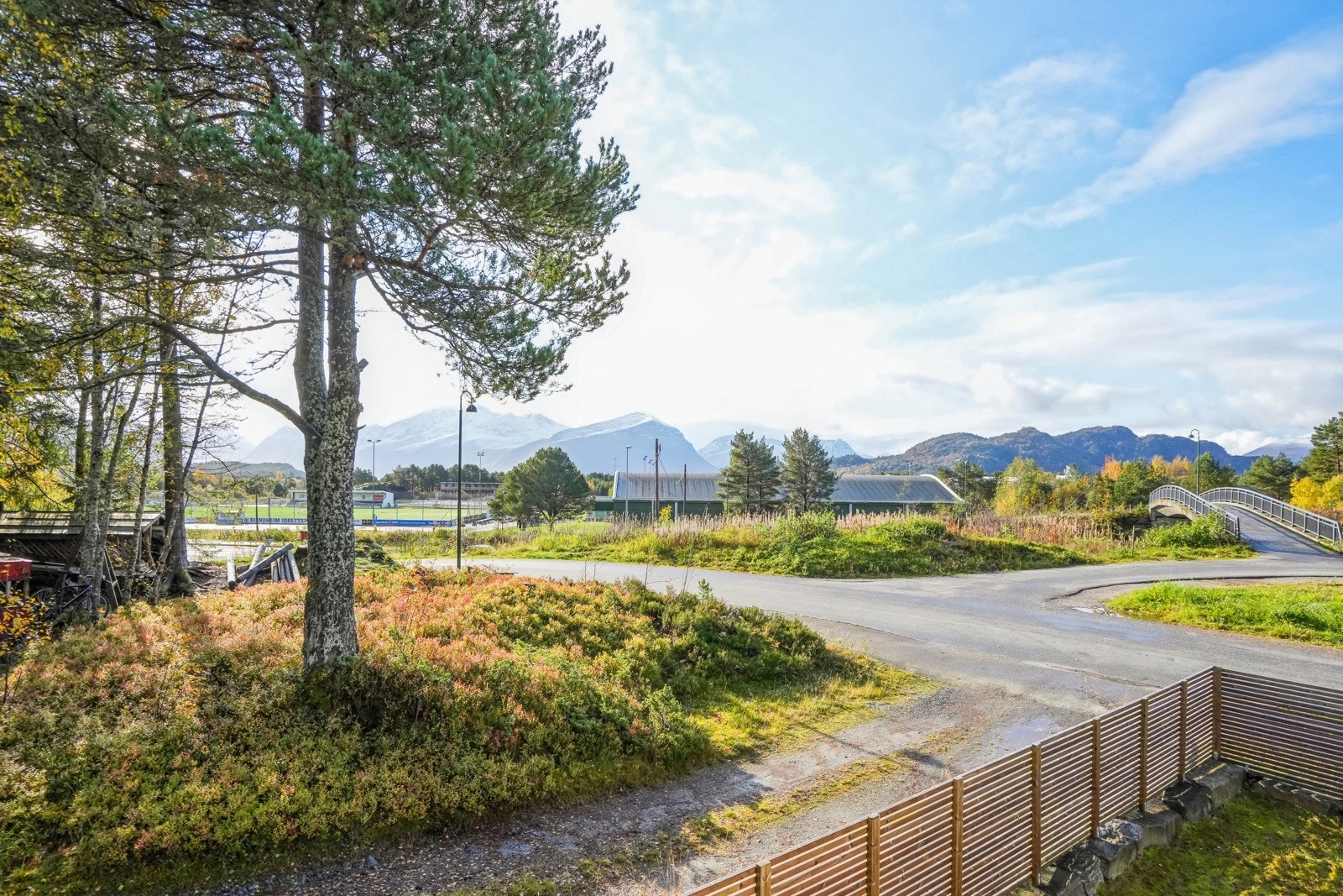 Kort gangavstand til Blindheim Idrettslag's flotte anlegg samt til bussforbindelser Galleribilde