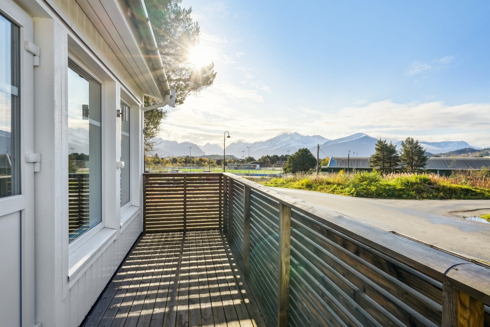 Verandaen har også plass til en liten møbelgruppe Galleribilde