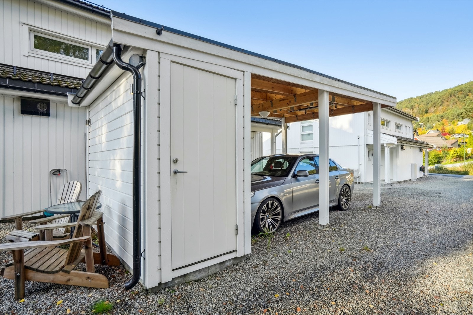 Praktisk bod med god lagringsplass i carporten Galleribilde