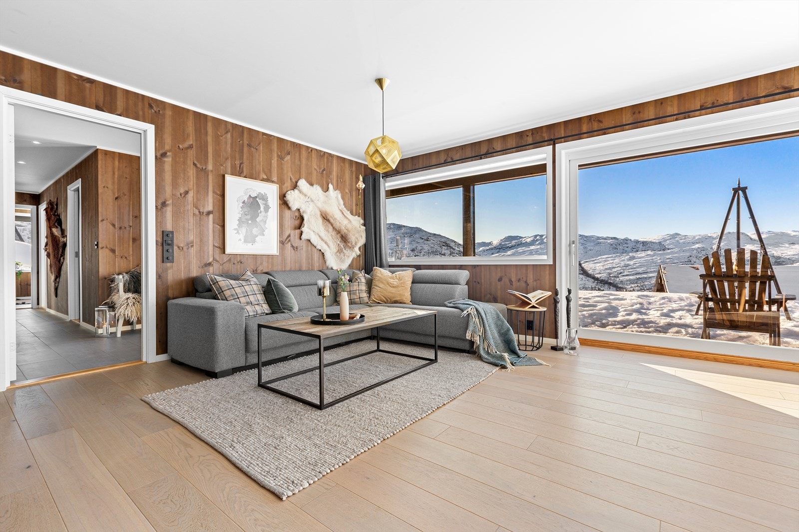 Stor stue med panoramavinduer som slipper naturen rett inn Galleribilde