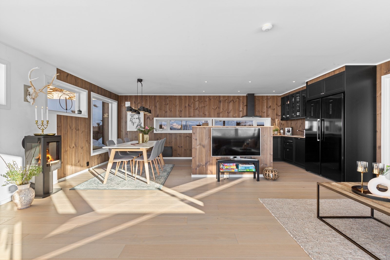 Moderne kjøkken med rikelig benkeplass og kvalitetsinnredning Galleribilde