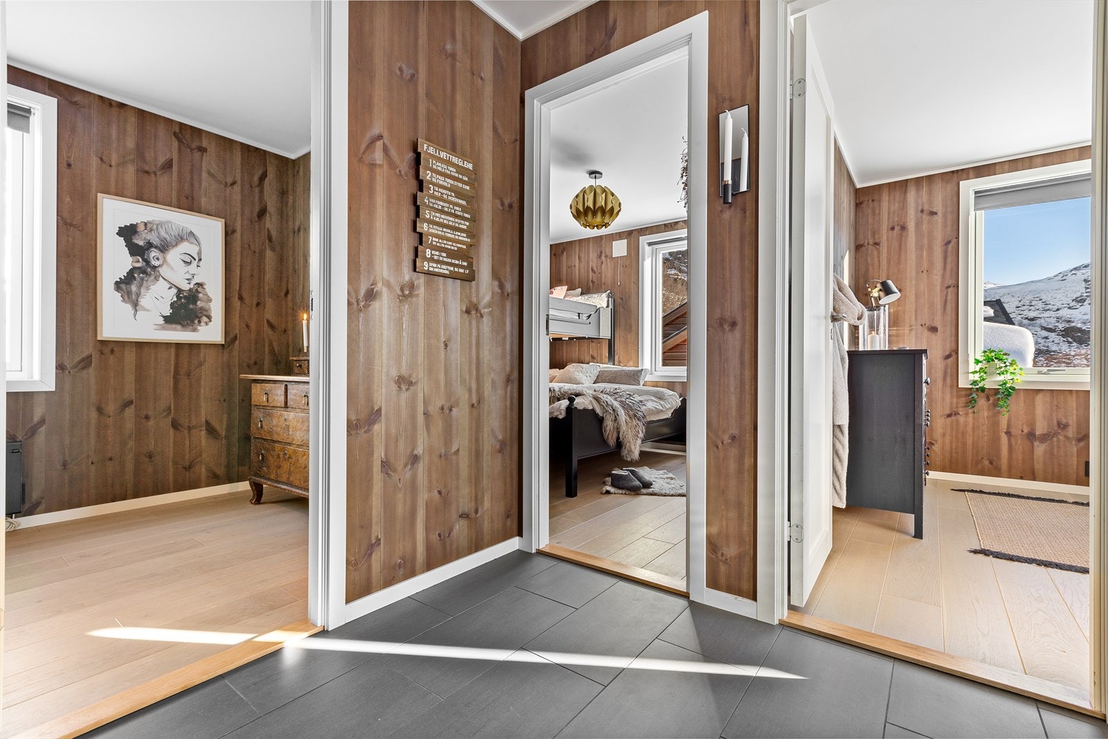 I hyttens første etasje ligger to av soverommene Galleribilde