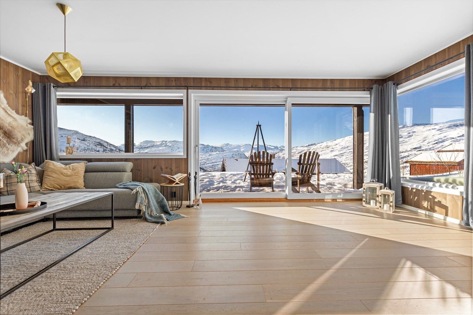 Åpen og lys stue med fantastisk utsikt over fjellandskapet Galleribilde