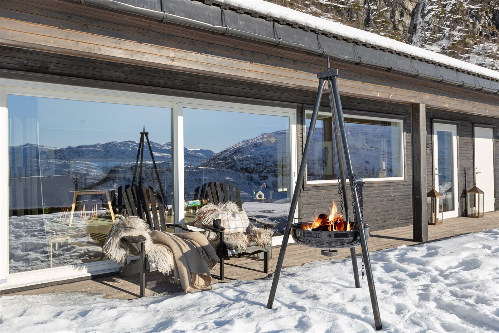 Uteplass med bålpanne - perfekt for stemningsfulle kvelder Galleribilde