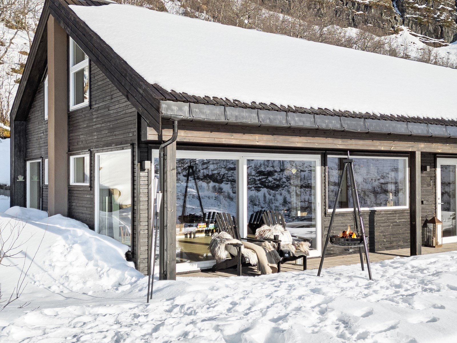 Moderne hytte med robuste materialvalg og lun atmosfære Galleribilde