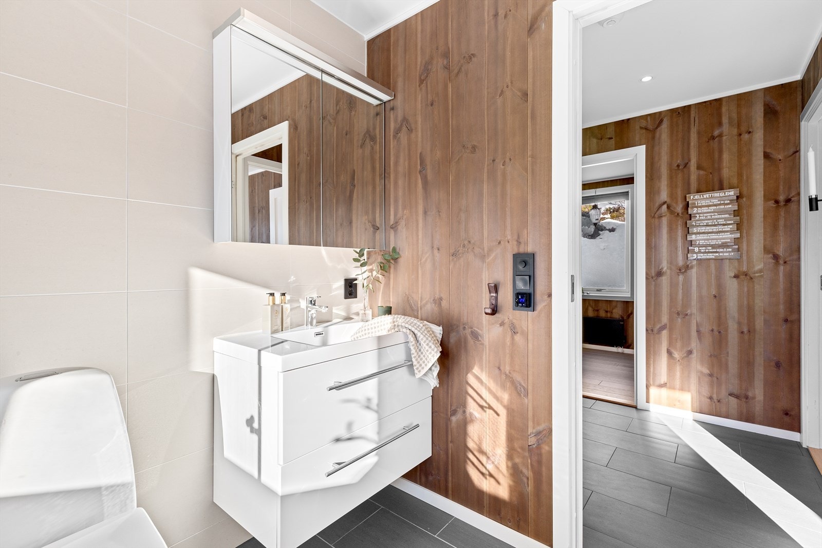 Stilrent baderom med moderne innredning og rene linjer Galleribilde