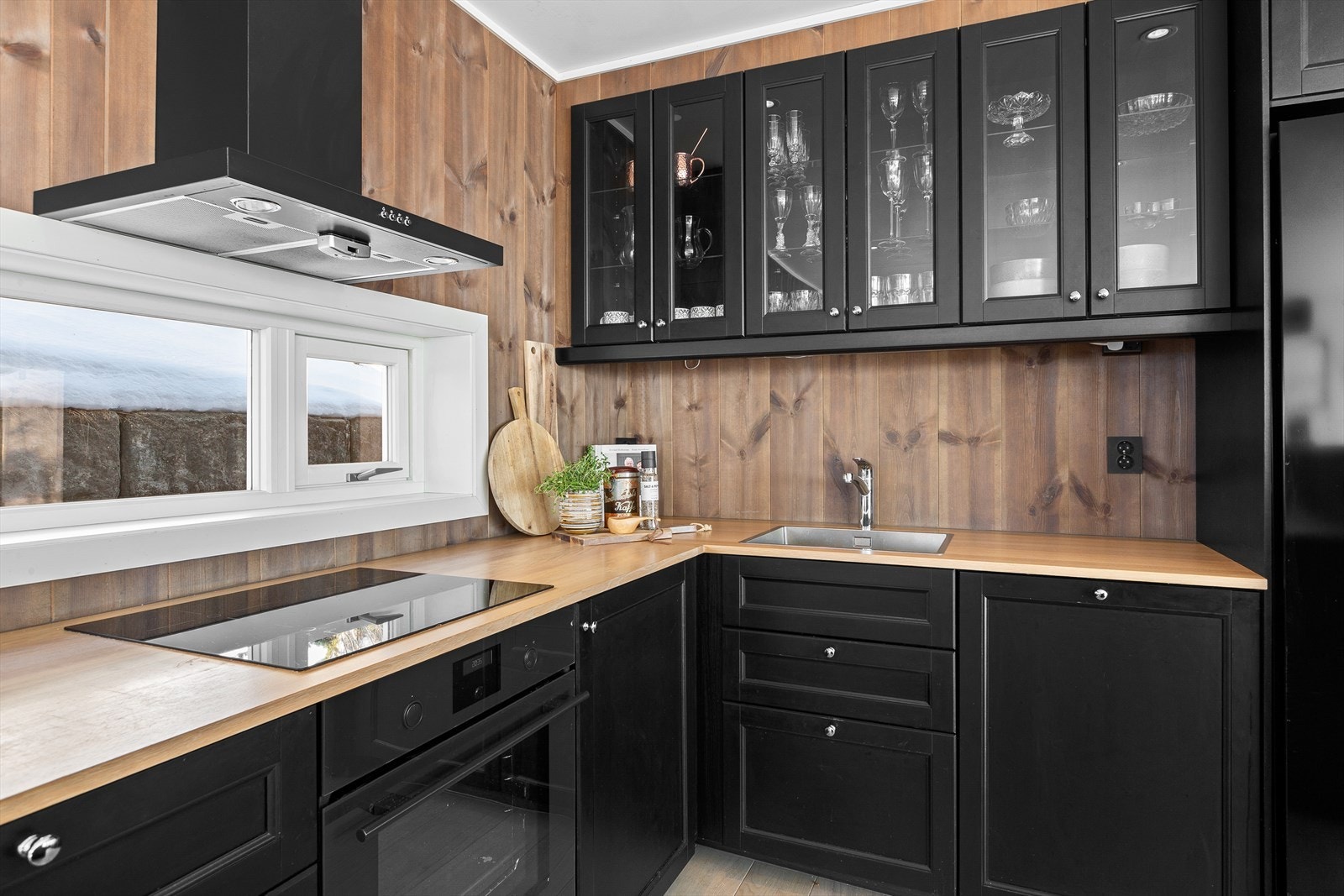 Praktisk og gjennomført kjøkkenløsning med kvalitetsmaterialer Galleribilde