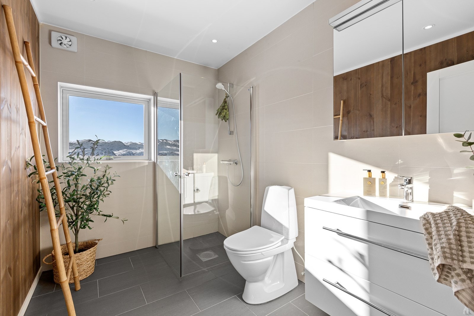 Delikat og moderne baderom Galleribilde