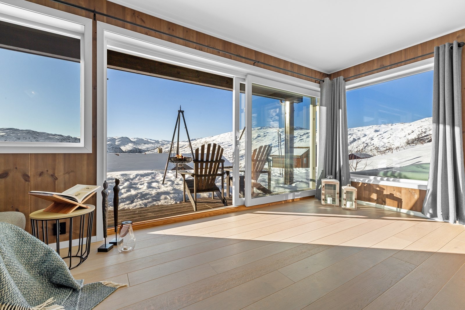 Direkte utgang til solrik terrasse fra stuen - sømløs overgang mellom ute og inne Galleribilde