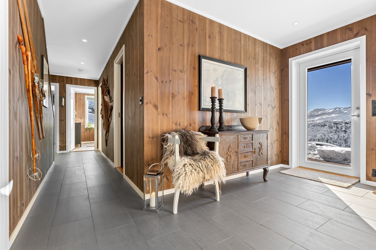 Innbydende inngangsparti med naturlige materialvalg og stilrent uttrykk Galleribilde