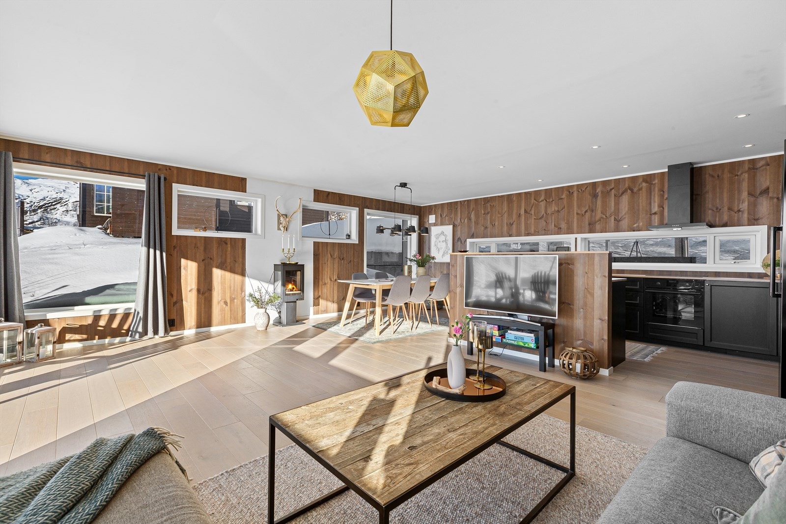 Koselig spiseplass med utsikt og varme detaljer i treverk Galleribilde