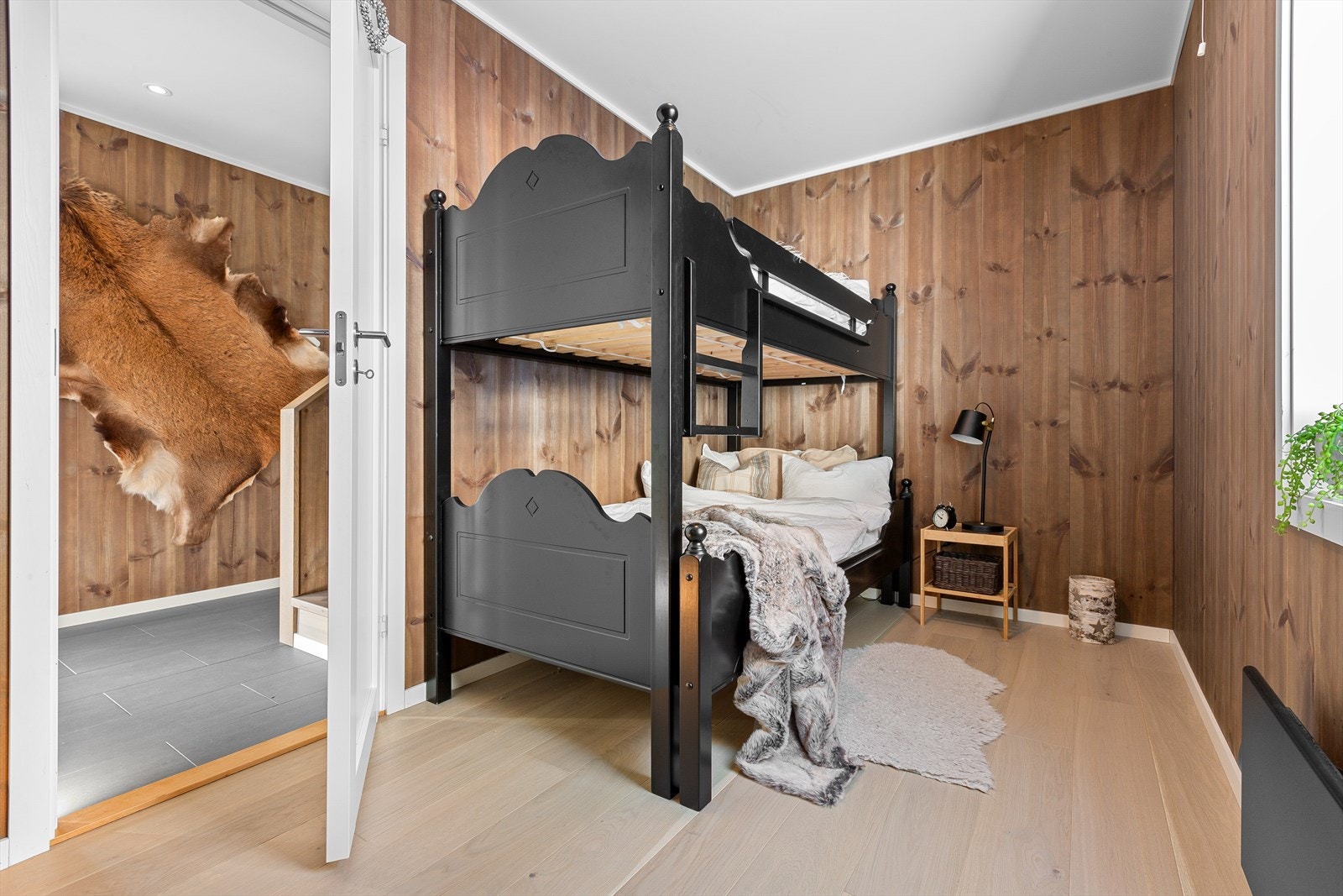 Smart planlagt soverom med ekstra soveplasser og varme detaljer Galleribilde