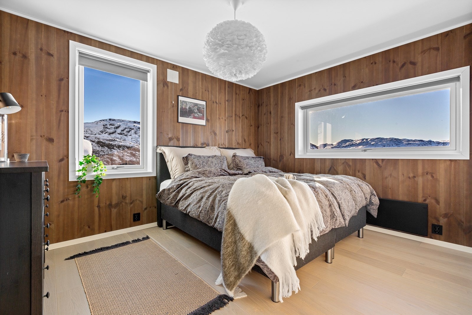 Hovedsoverom med store vinduer og lun atmosfære Galleribilde