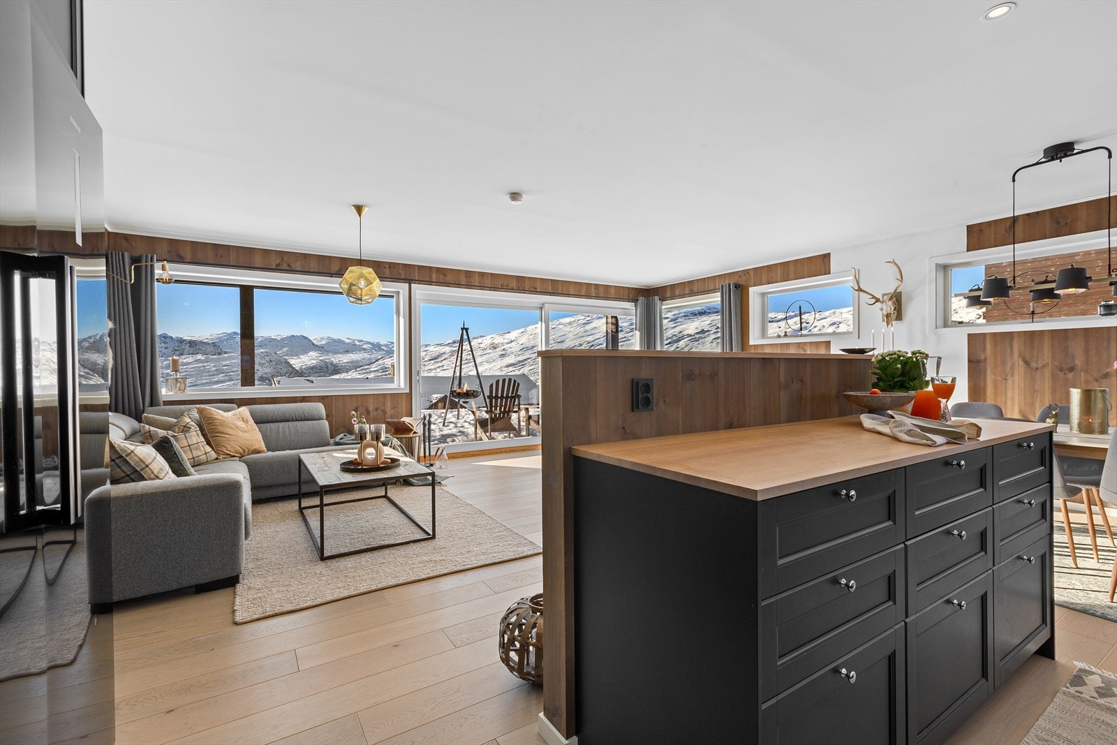 Kjøkkenøy med flott utsikt og åpen løsning mot stuen - et naturlig samlingspunkt Galleribilde